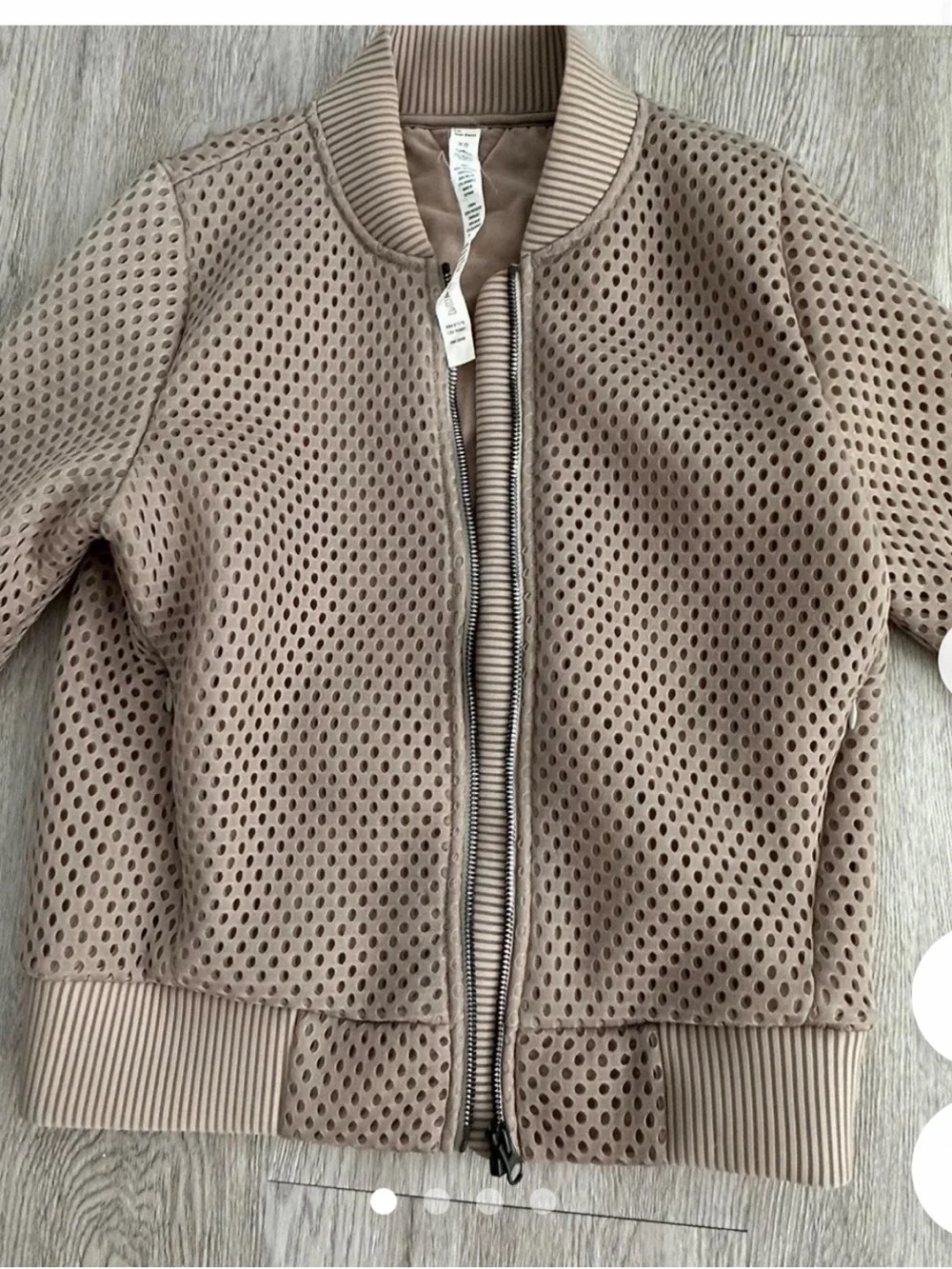 ALO Yoga Myth Bomber Jacket in color Tan size XS